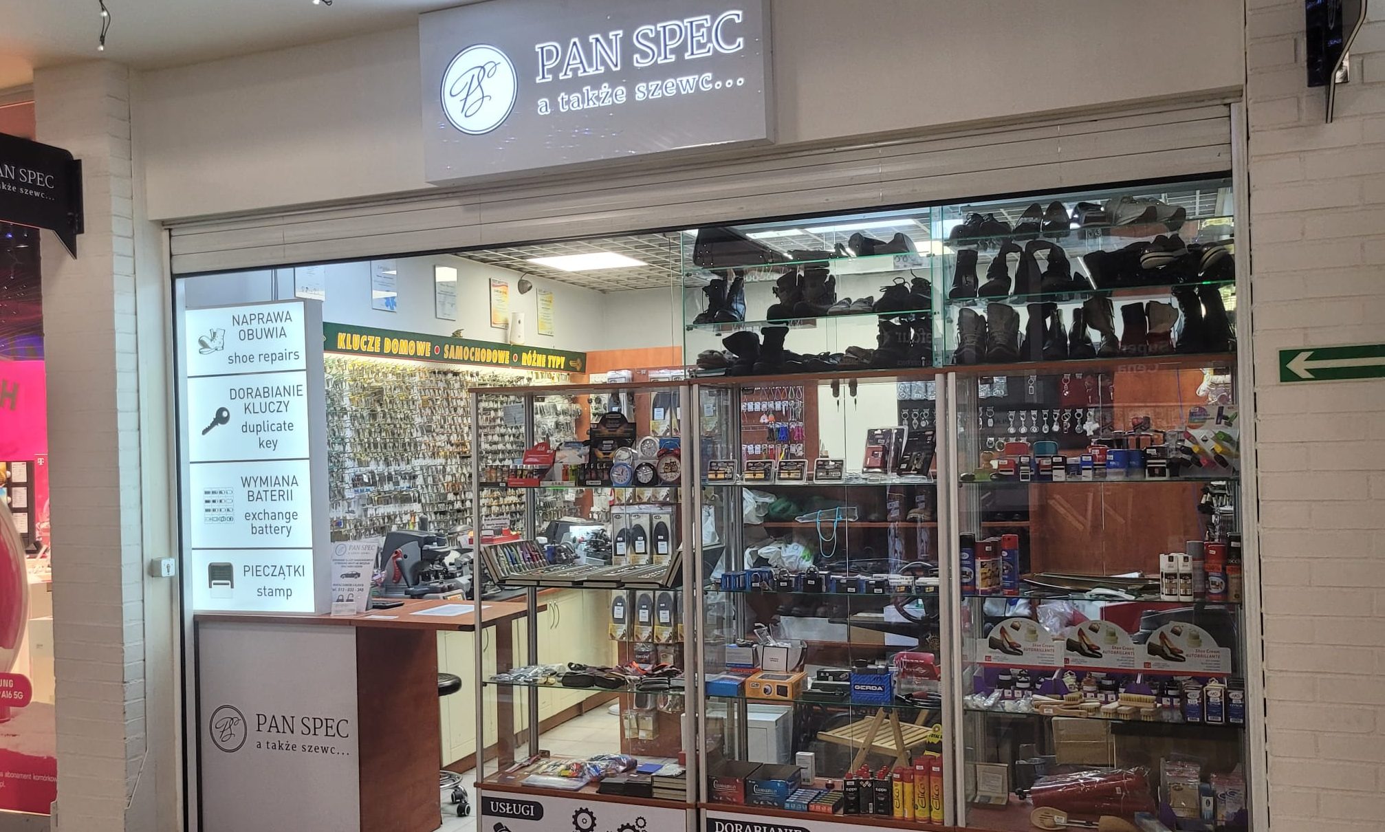 Pan Spec a także szewc, dorabianie, kluczy, zamki, kłódki, klucze, awaryjne otwieranie drzwi, awaryjne otwieranie samochodów, naprawa obuwia wroclaw, usługi szewskie wrocław, akcesoria obuwnicze, baterie do zegarków, wymiana baterii w zegarkach, wymiana pasków w zegarkach, zegarmistrz wrocław, pieczątki wrocław, poligrafia wrocław, Pan Spec, Centrum Handlowe Borek Wrocław